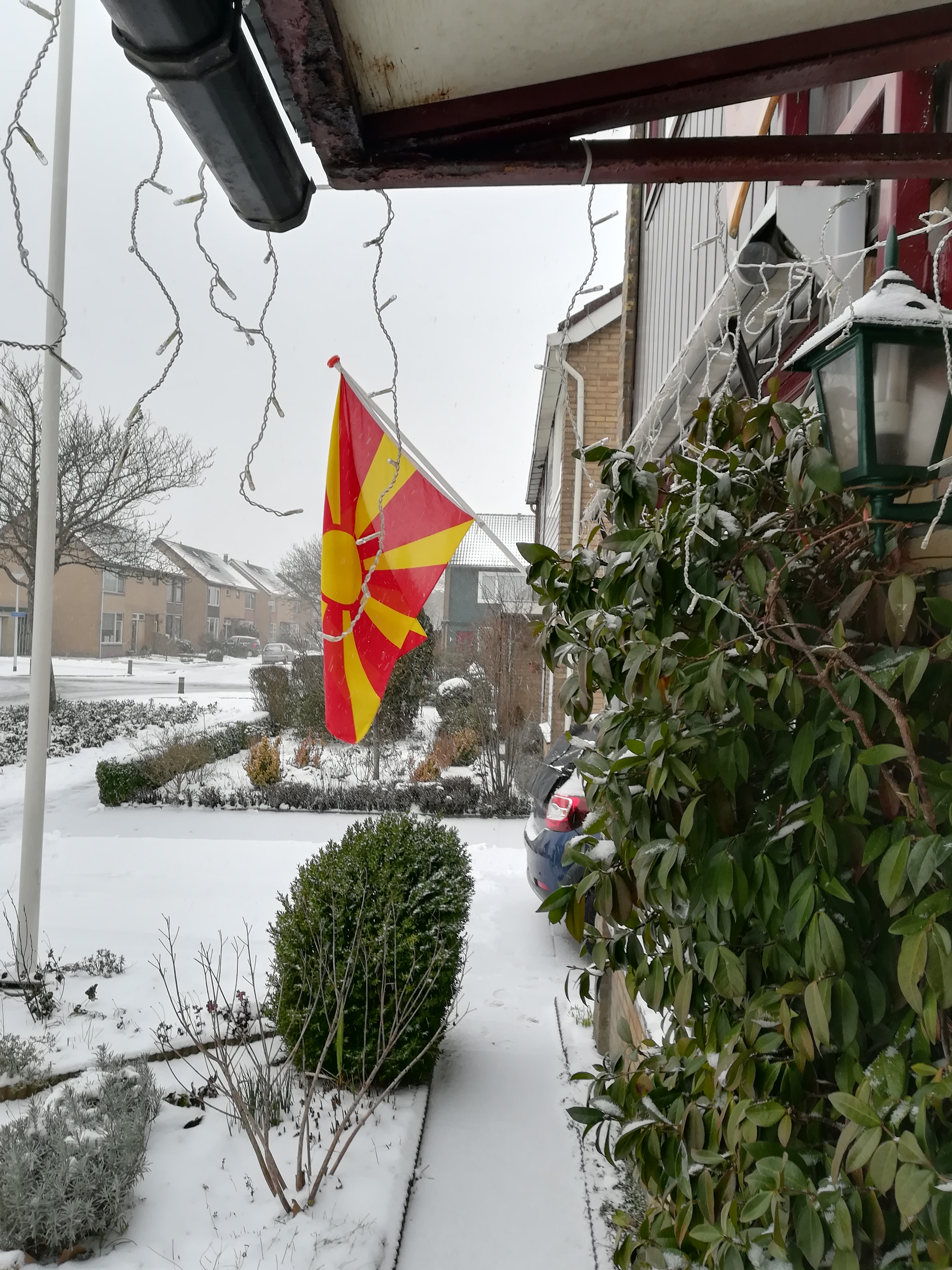 De vlag uit !! Noord Macedonië erkend.